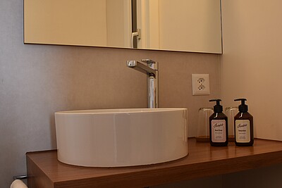 Waschbecken im Standard Zimmer mit Balkon