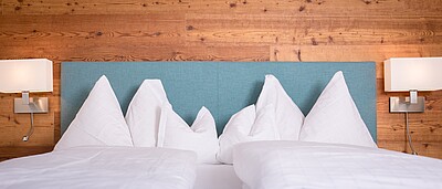 Kopfteil des Bett im Standard Zimmer mit Balkon