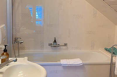 Badewanne im Standard Zimmer