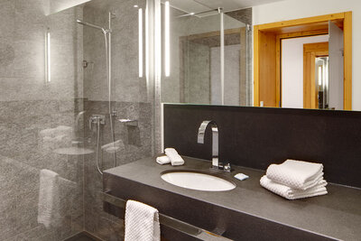 Dusche und Badezimmer